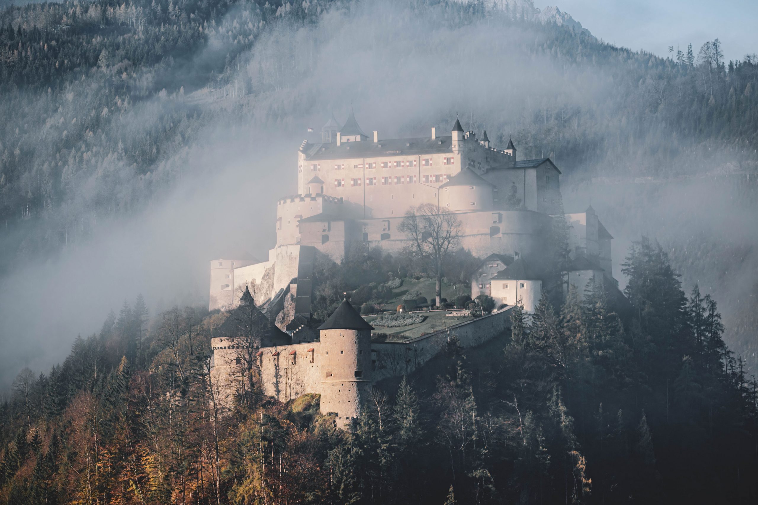 Torri e mura medievali della fortezza Hohenwerfen dall'alto