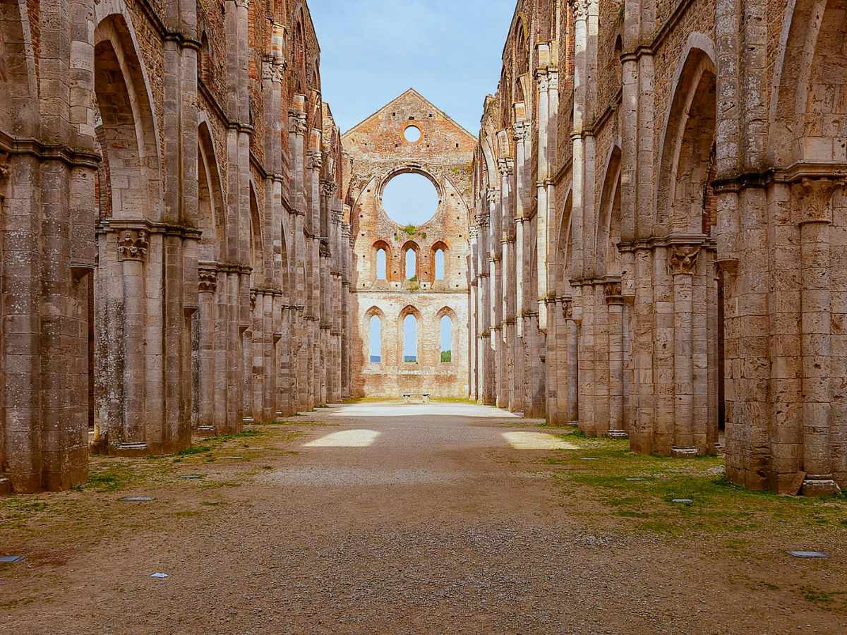 Dentro l'Abbazia di San Galgano in Toscana