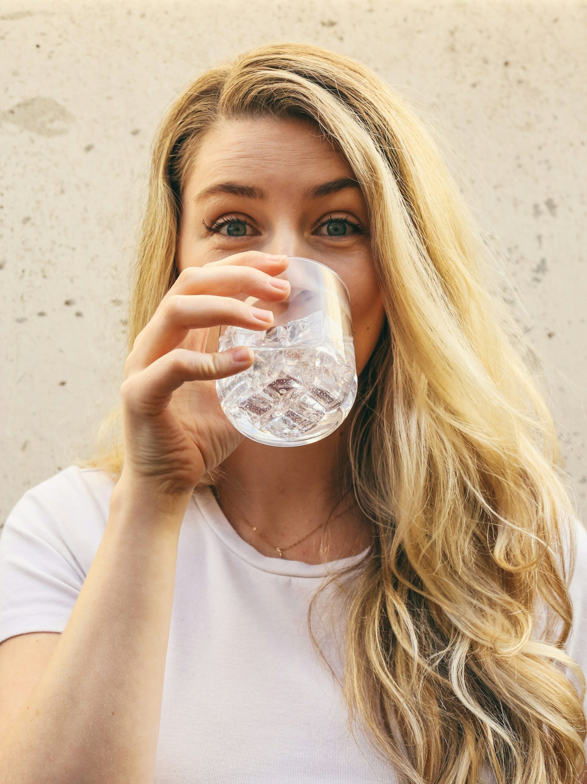 Con questo caldo bevi tanta acqua ma hai sempre sete e stanchezza? È perché perdi qualcosa che non vedi