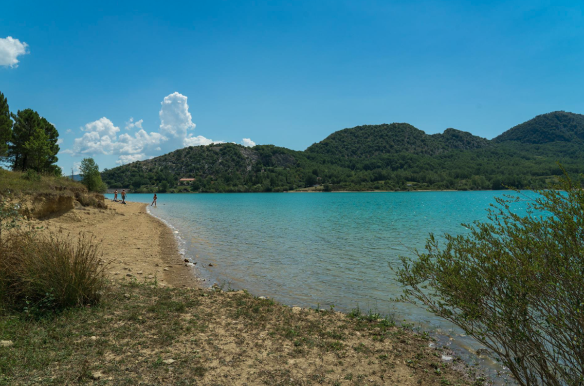 lago-castel-san-vincenzo-spiaggia