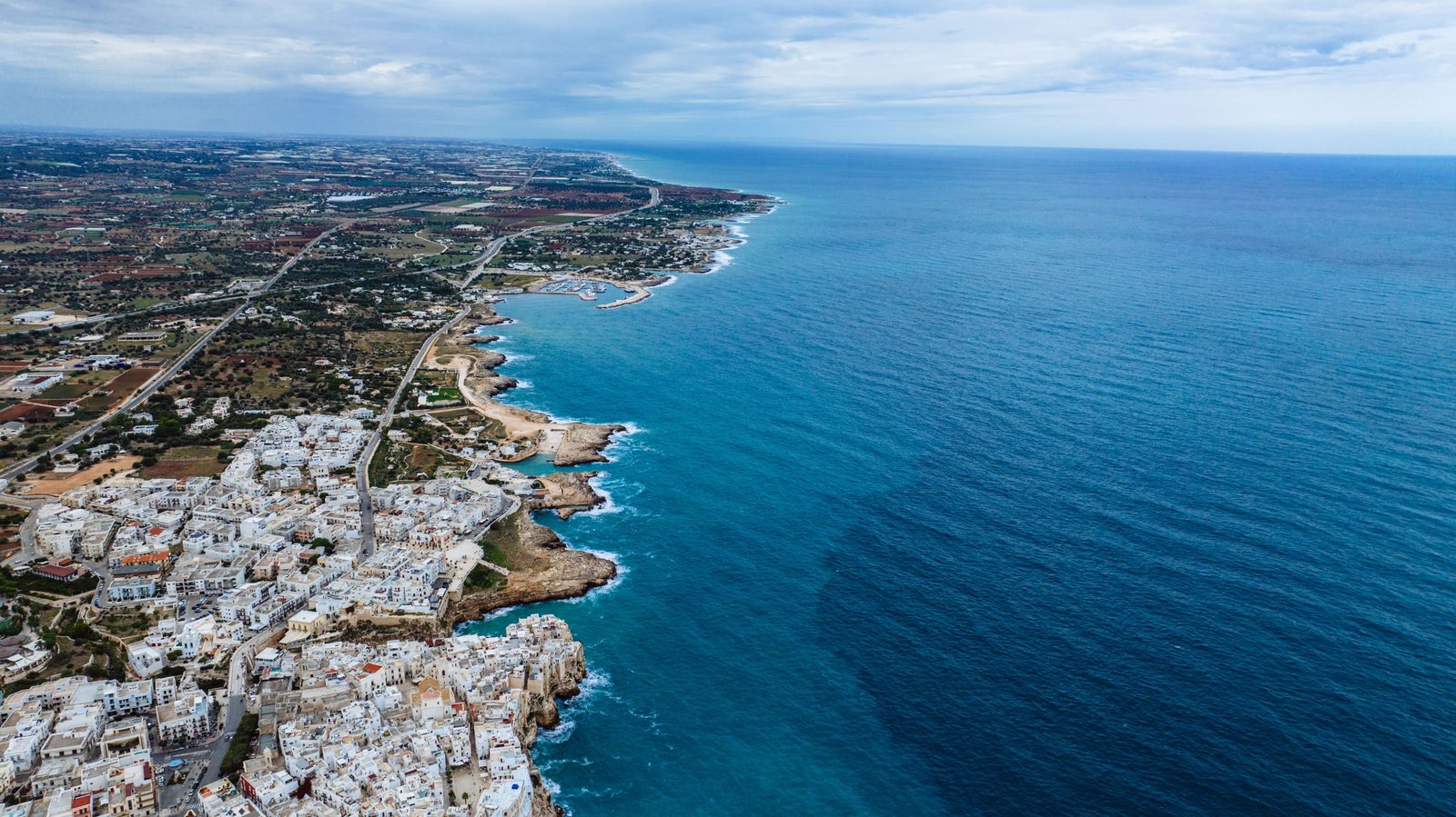 Costa adriatica pugliese con spiaggia sabbiosa e mare azzurro Costa adriatica pugliese con spiaggia sabbiosa e mare azzurro