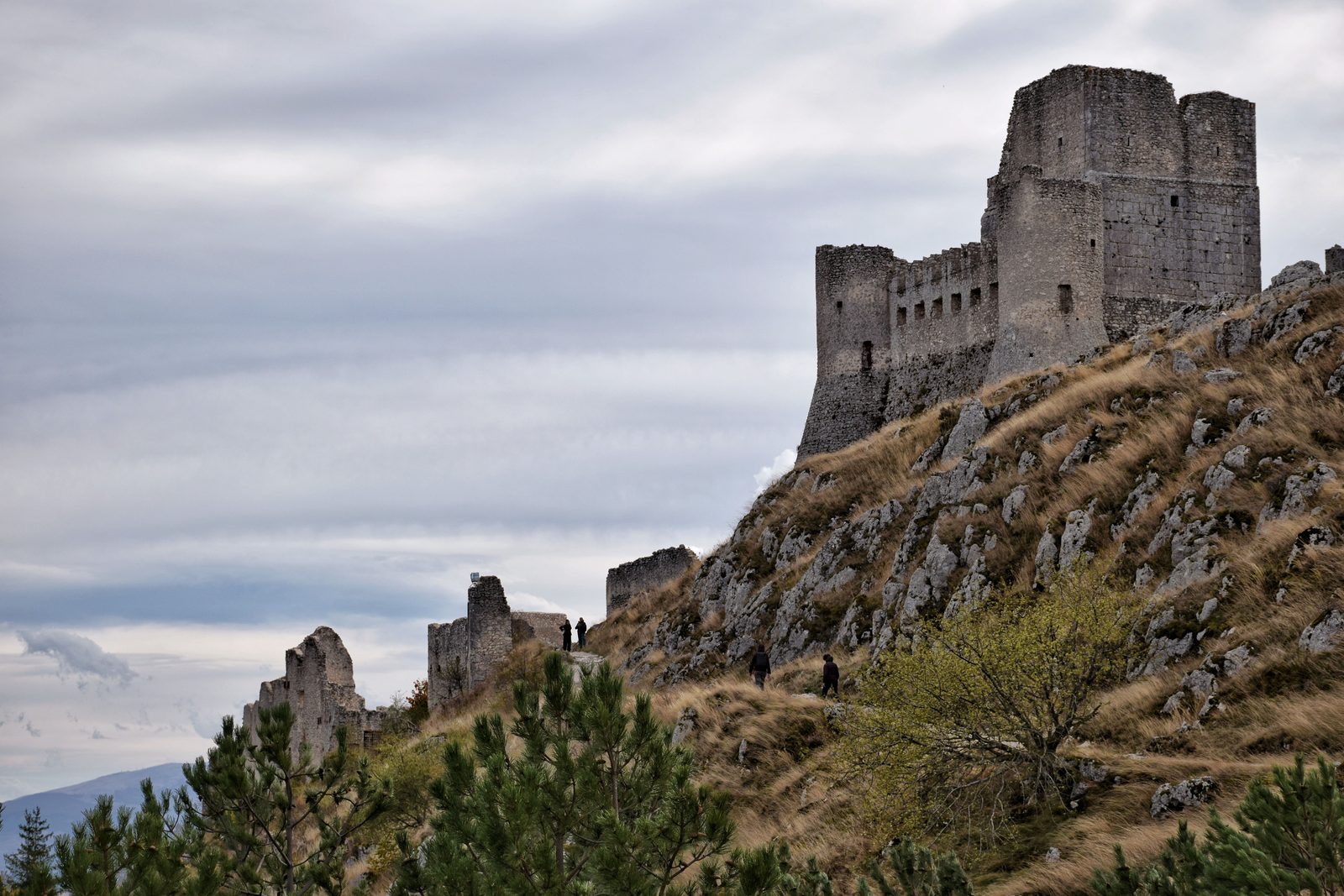 Castello medievale in pietra su una collina abruzzese al tramonto Castello medievale in pietra su una collina abruzzese al tramonto