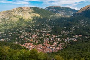 Veduta aerea del borgo di Montebello di Bertona immerso tra le colline verdi abruzzesi