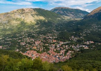 Veduta aerea del borgo di Montebello di Bertona immerso tra le colline verdi abruzzesi