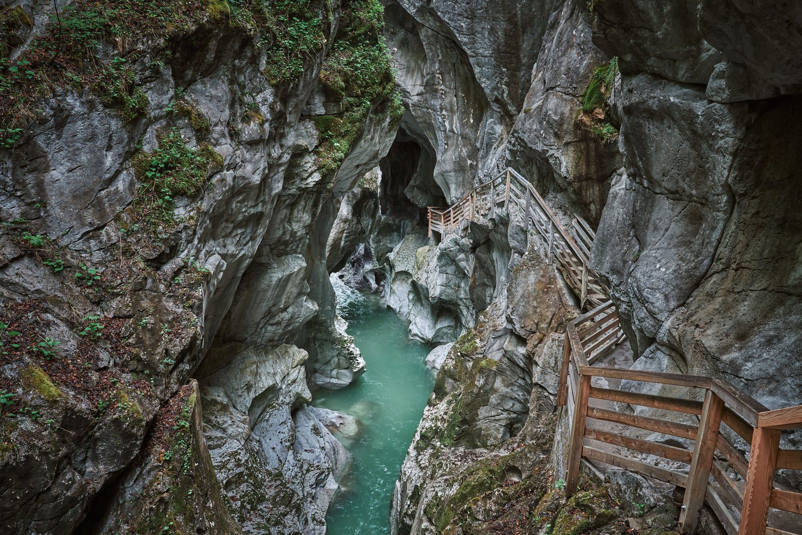 Escursionisti che percorrono in fila un canyon di granito stretto nelle Alpi piemontesi