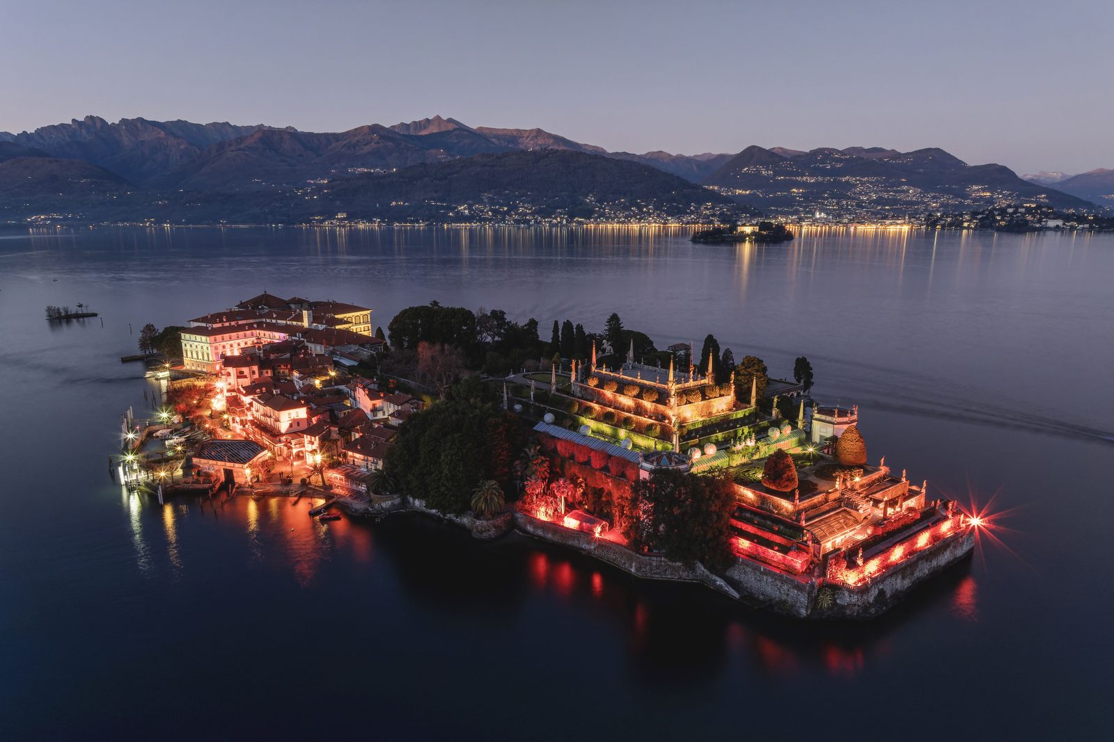 Panorama estivo del Lago Maggiore con le Isole Borromee sullo sfondo Panorama estivo del Lago Maggiore con le Isole Borromee sullo sfondo