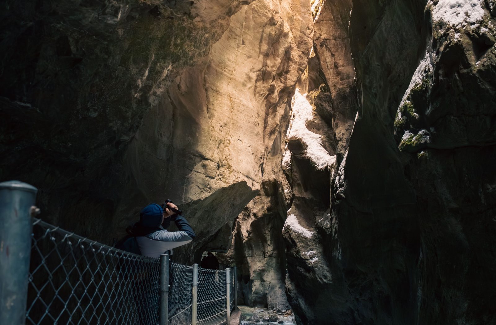 Gola di granito degli Orridi di Uriezzo con pareti strette e luce che filtra dall'alto