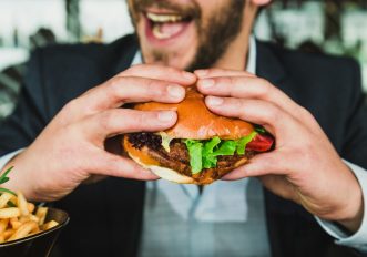 Perché mangiamo sempre un po' troppo