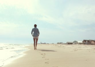 Camminare in spiaggia