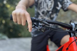 La leva del freno va a fondo: pastiglie, aria o rodaggio