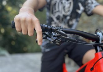 La leva del freno va a fondo: pastiglie, aria o rodaggio