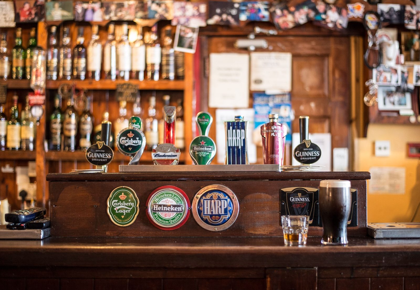 Interno di un pub irlandese tradizionale con musica live e pinte di birra scura