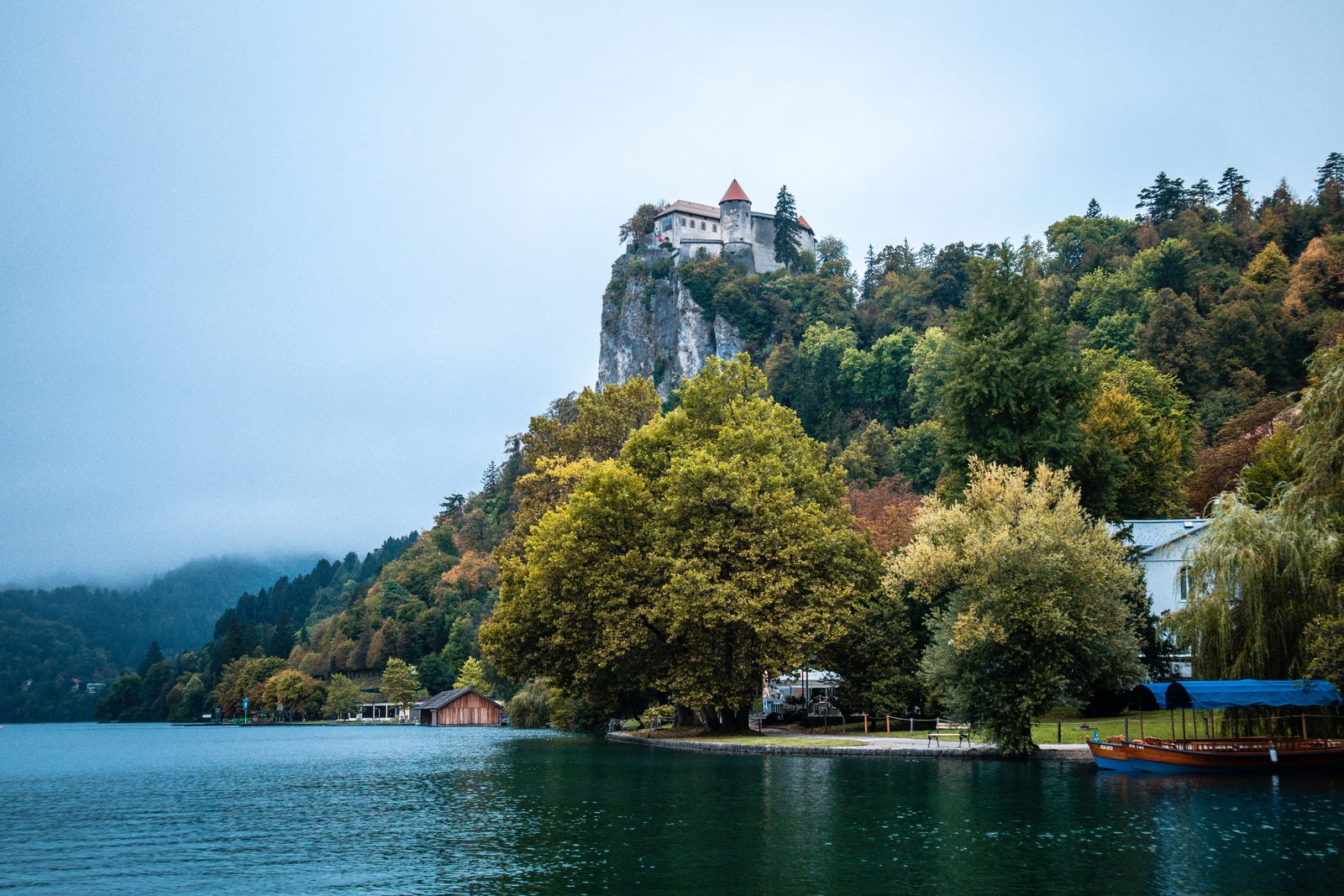 Castello di Bled sulla rupe con panorama autunnale sul lago sottostante