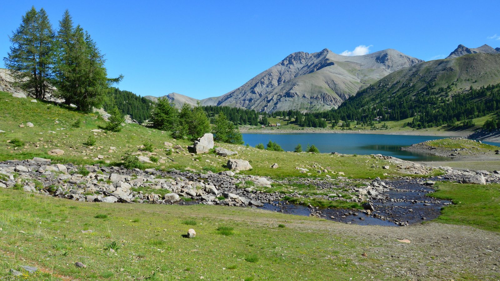 Laghi glaciali nel Parco Nazionale del Mercantour con rifugio sullo sfondo Laghi glaciali nel Parco Nazionale del Mercantour con rifugio sullo sfondo