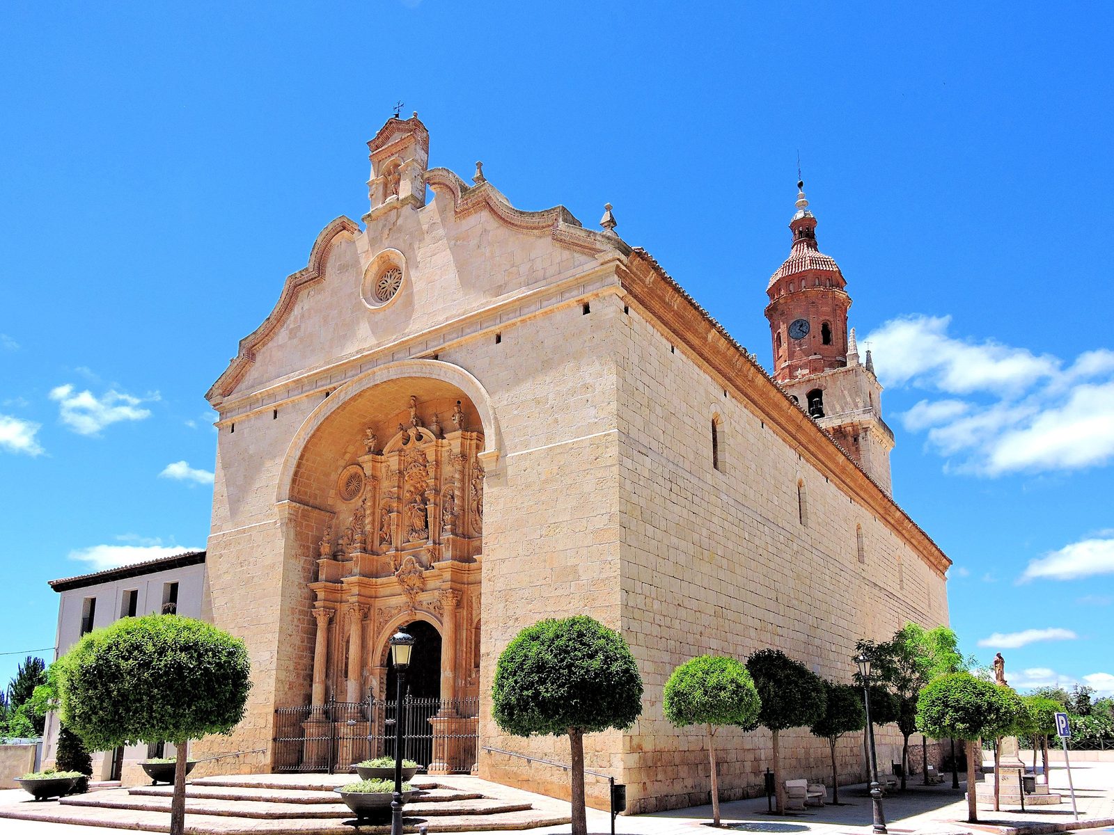 Facciata barocca della Cattedrale dell'Incarnazione di Guadix con campanile in piazza storica