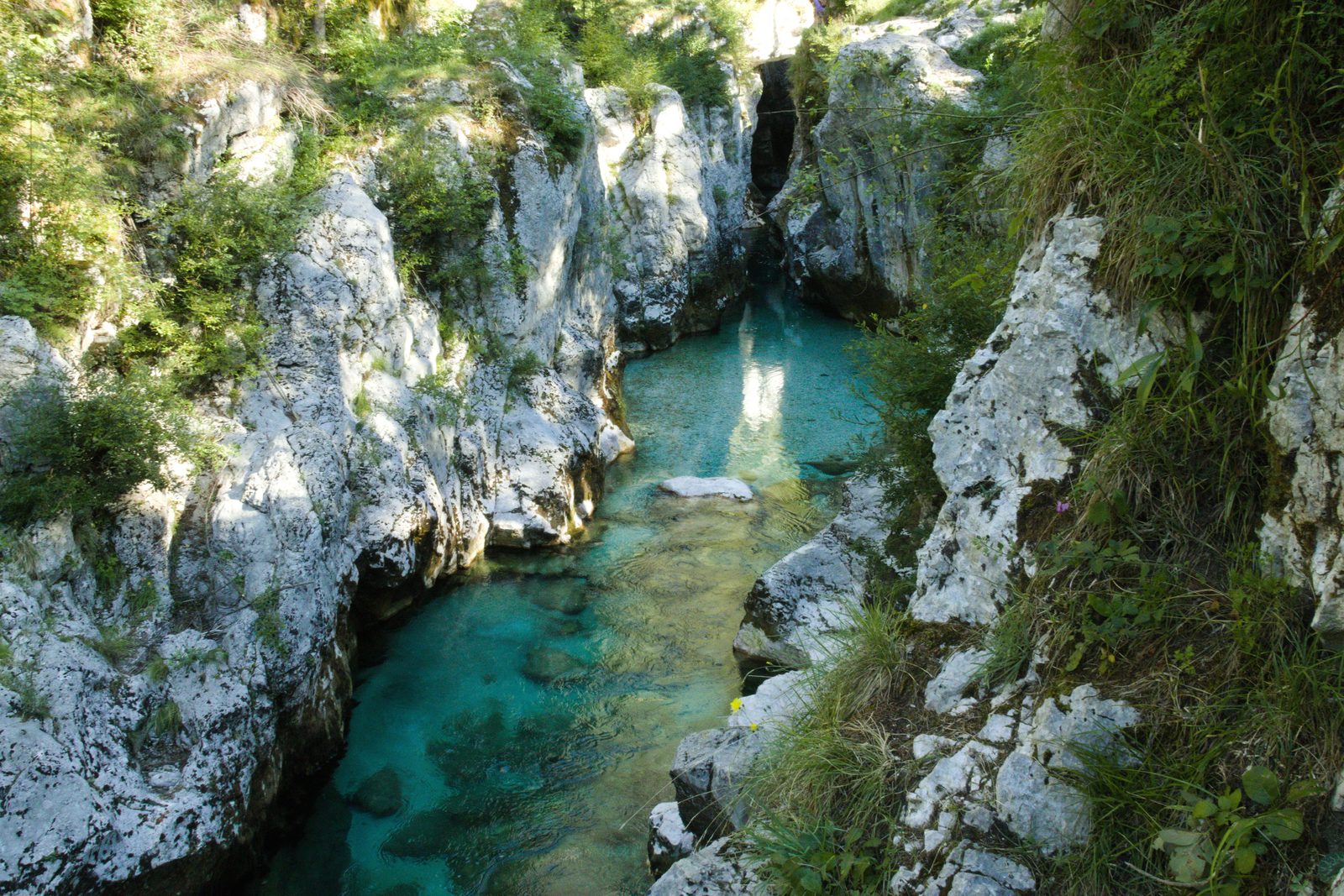 Il fiume Nera nelle gole di Ferentillo con pareti di calcare bianco Il fiume Nera nelle gole di Ferentillo con pareti di calcare bianco