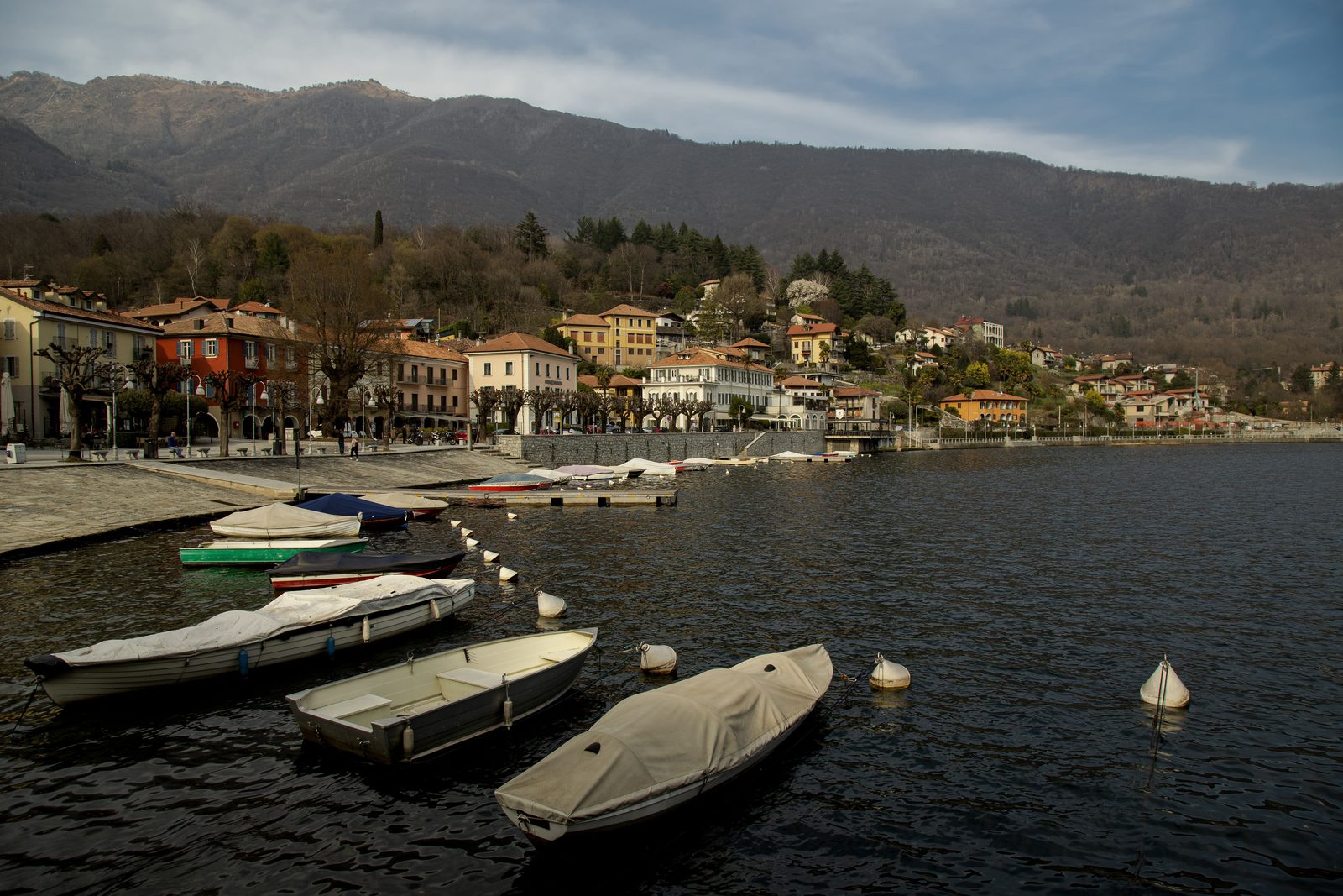 Acque cristalline del Lago di Mergozzo con il piccolo borgo sullo sfondo