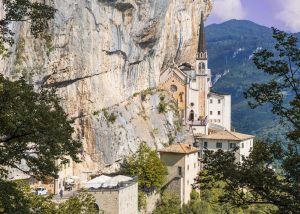 Santuario della Madonna della Corona incastonato nella parete rocciosa del Monte Baldo, vista esterna