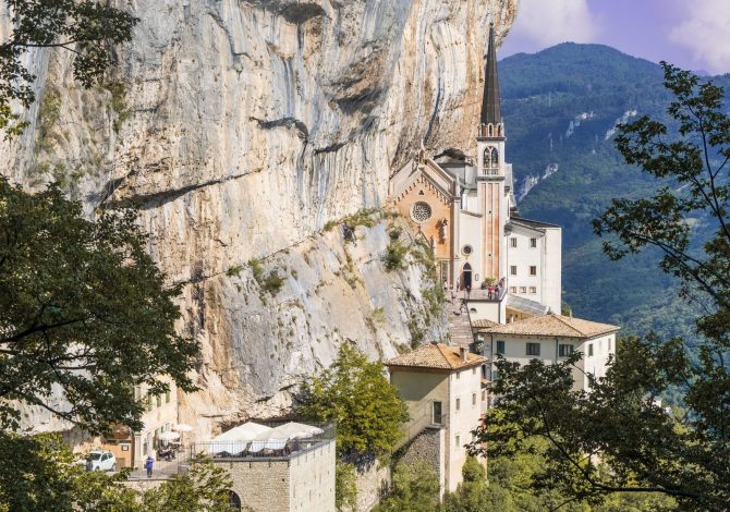 Santuario della Madonna della Corona incastonato nella parete rocciosa del Monte Baldo, vista esterna