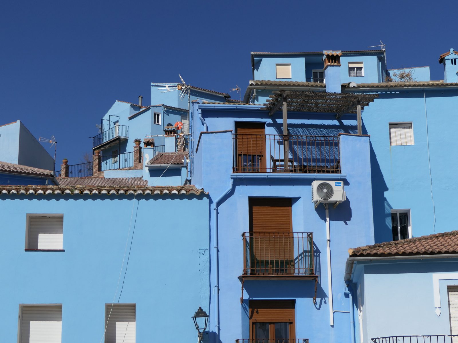 Villaggio di Júzcar in Andalusia con case interamente dipinte di blu e decorazioni dei Puffi Villaggio di Júzcar in Andalusia con case interamente dipinte di blu e decorazioni dei Puffi