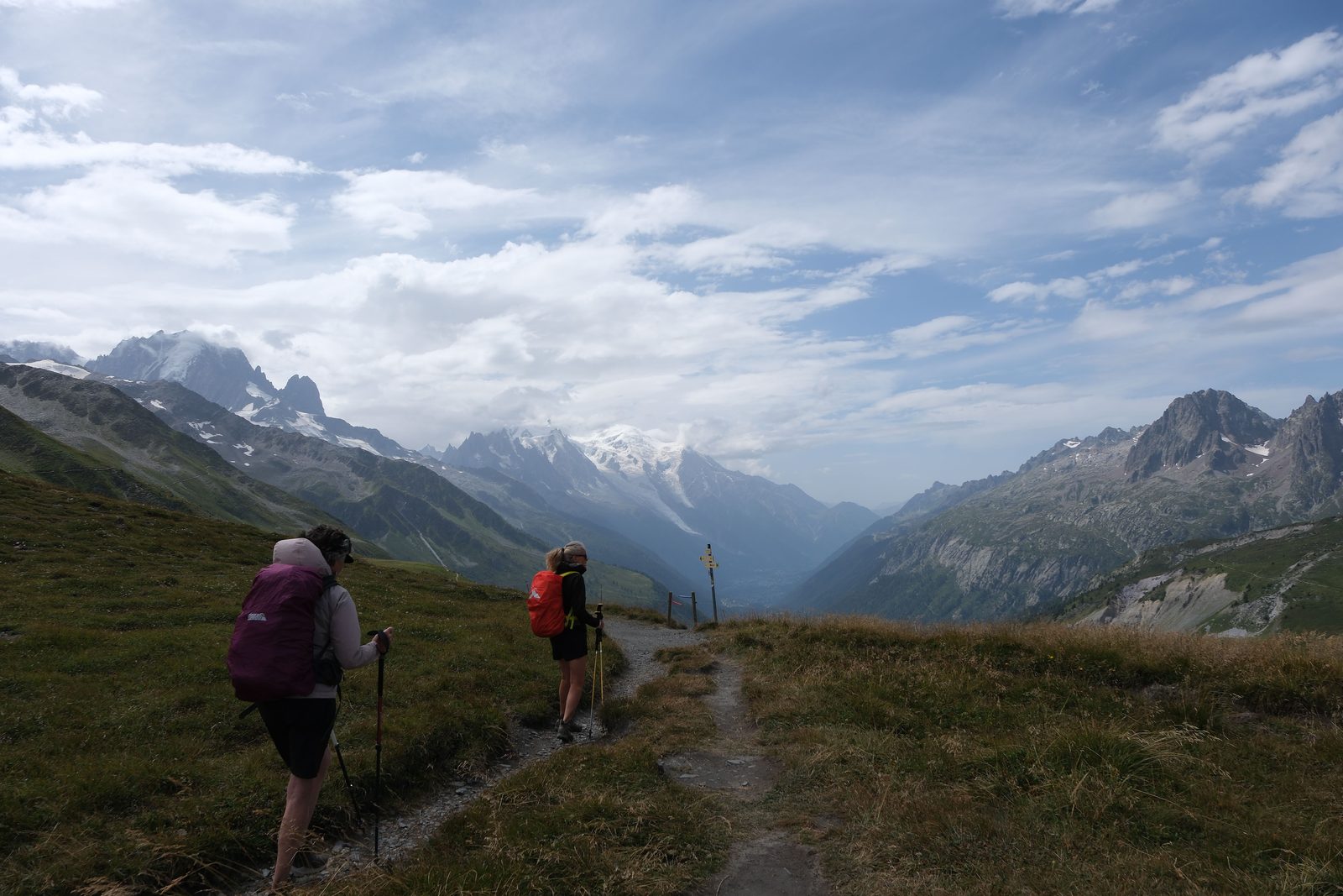 Escursionisti su sentiero alpino verso il Monte Bégo in estate Escursionisti su sentiero alpino verso il Monte Bégo in estate