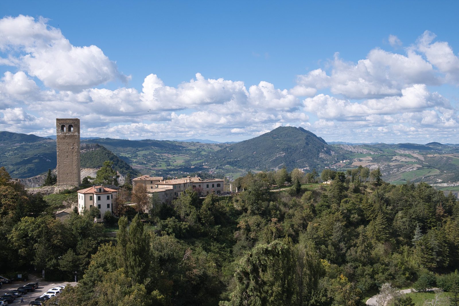 Il borgo medievale di Montemonaco aggrappato alla roccia con vista sulle vette dei Sibillini Il borgo medievale di Montemonaco aggrappato alla roccia con vista sulle vette dei Sibillini