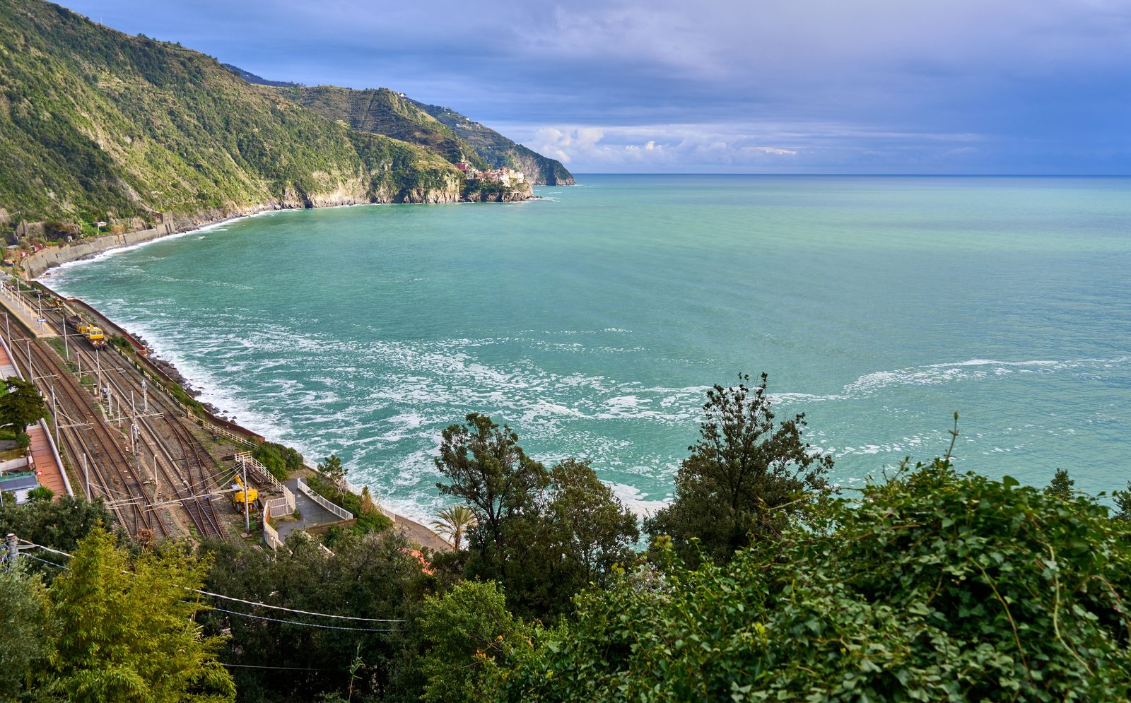 Sentiero costiero ligure con vista panoramica sul mare verso le Cinque Terre