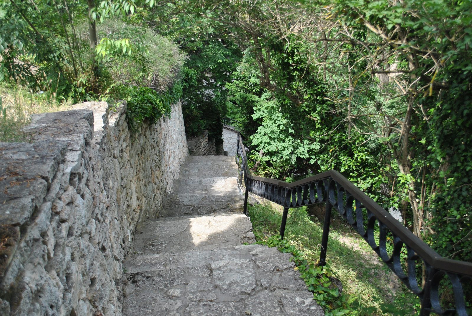 Scalinata storica in pietra nel bosco che scende verso il santuario della Madonna della Corona Scalinata storica in pietra nel bosco che scende verso il santuario della Madonna della Corona