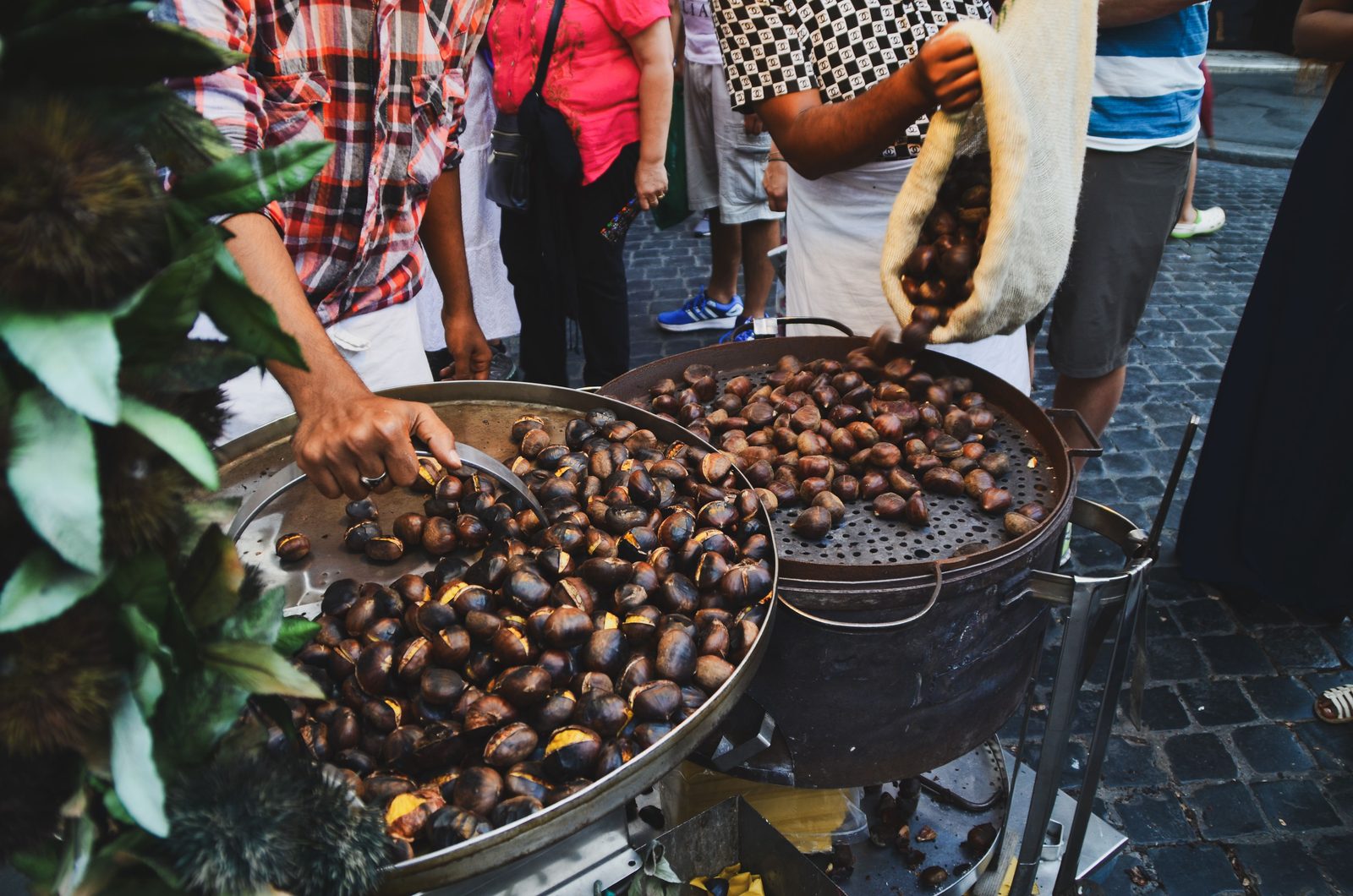 Mercato autunnale di Bled con funghi, castagne e prodotti locali in esposizione