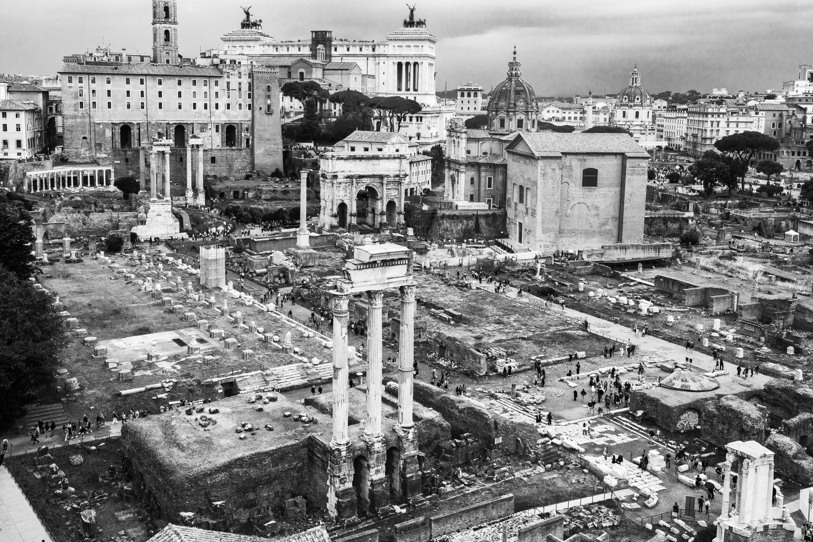 Turisti che osservano il Lapis Niger nel Foro Romano dall'alto