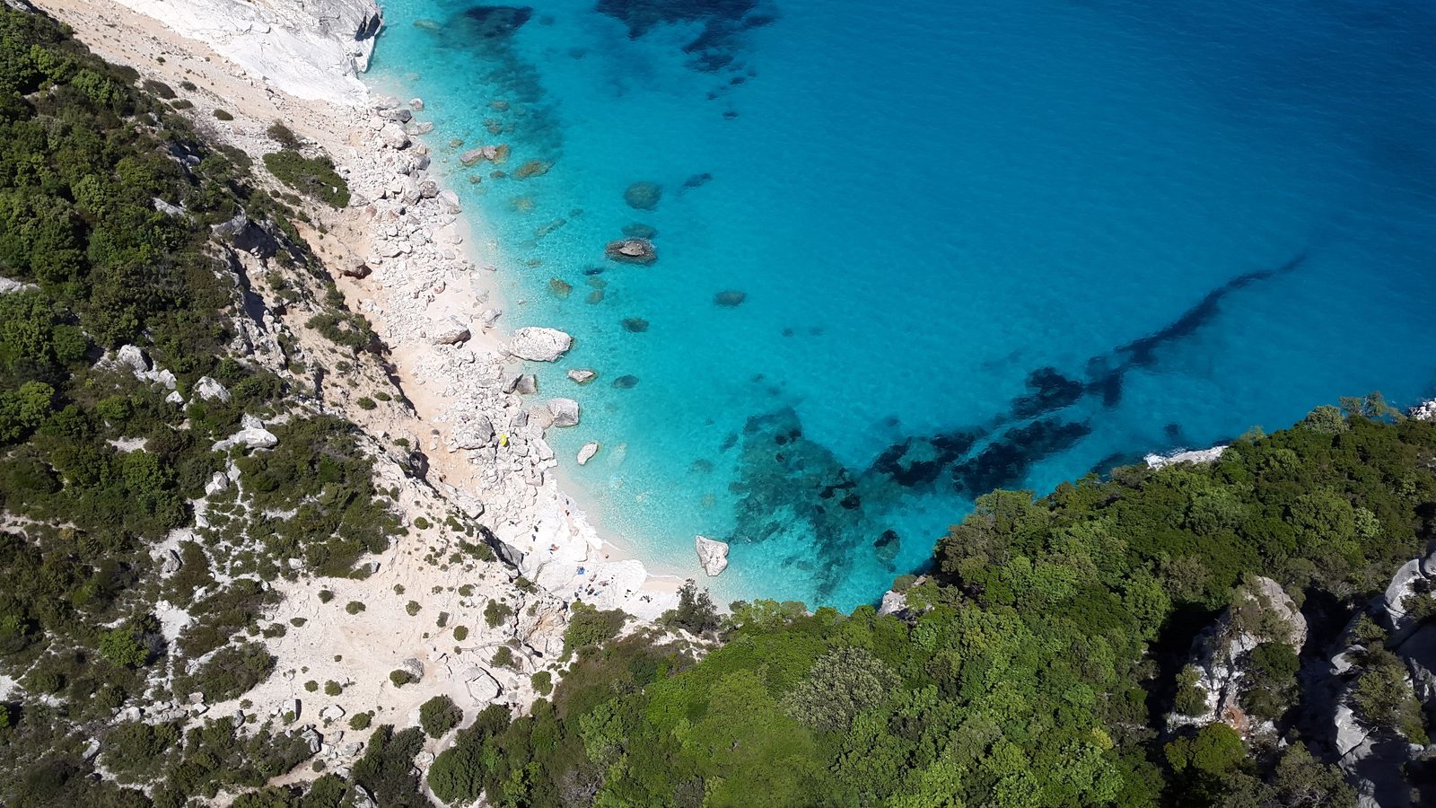 Cala Goloritzé in Sardegna con il caratteristico arco di roccia calcarea e mare verde smeraldo Cala Goloritzé in Sardegna con il caratteristico arco di roccia calcarea e mare verde smeraldo