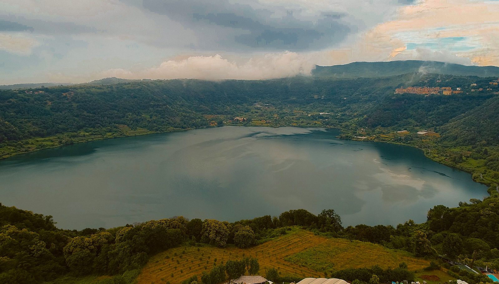 Lago Averno nei Campi Flegrei, vista panoramica del cratere vulcanico