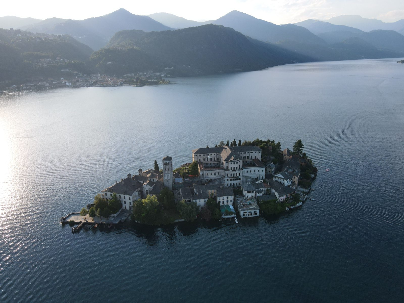 Vista panoramica sul lago d'Orta dalla cima del Monte Barro, con l'isola di San Giulio sullo sfondo Vista panoramica sul lago d'Orta dalla cima del Monte Barro, con l'isola di San Giulio sullo sfondo