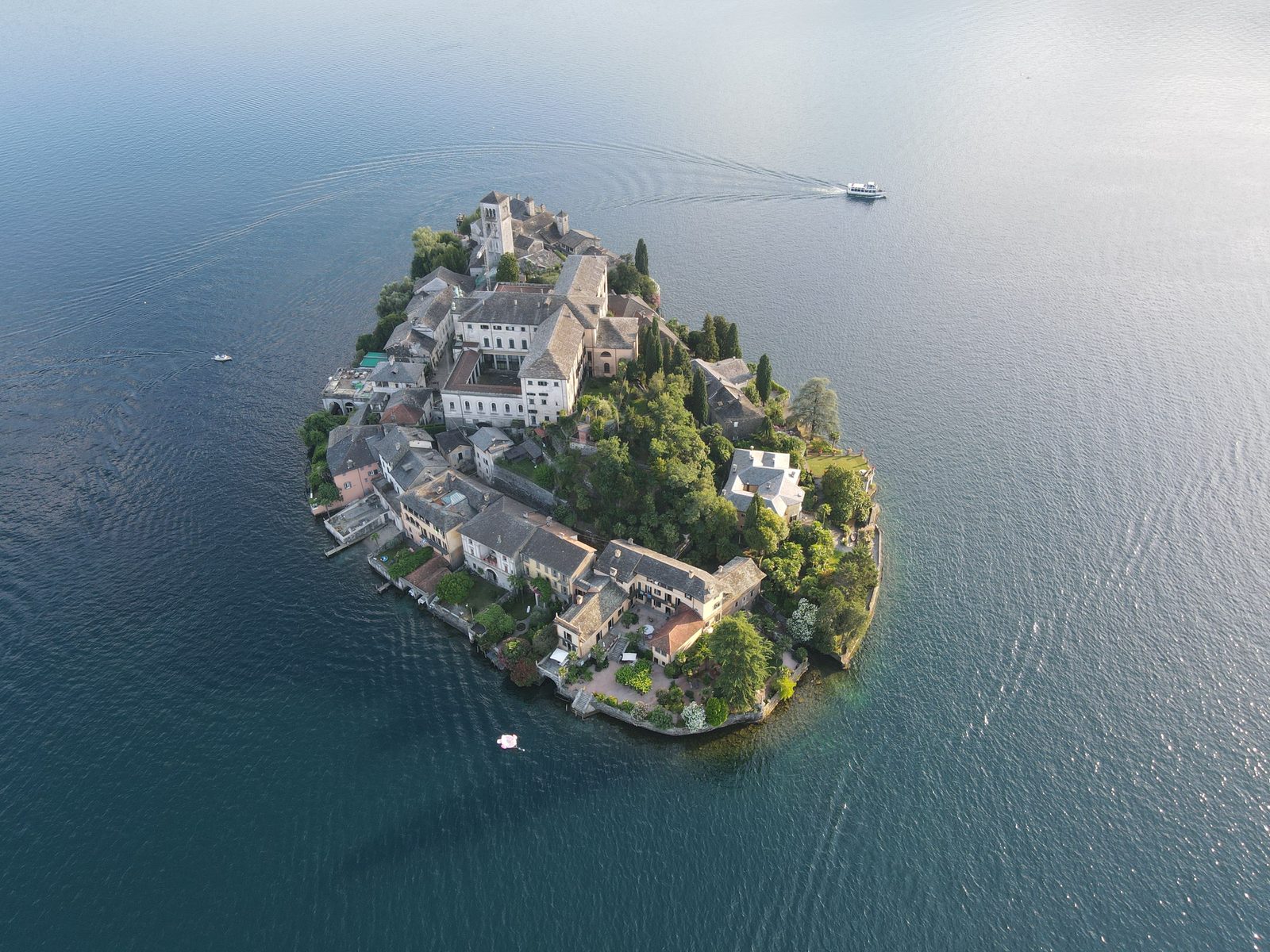 Isola di San Giulio sul Lago d'Orta con la basilica romanica e il borgo