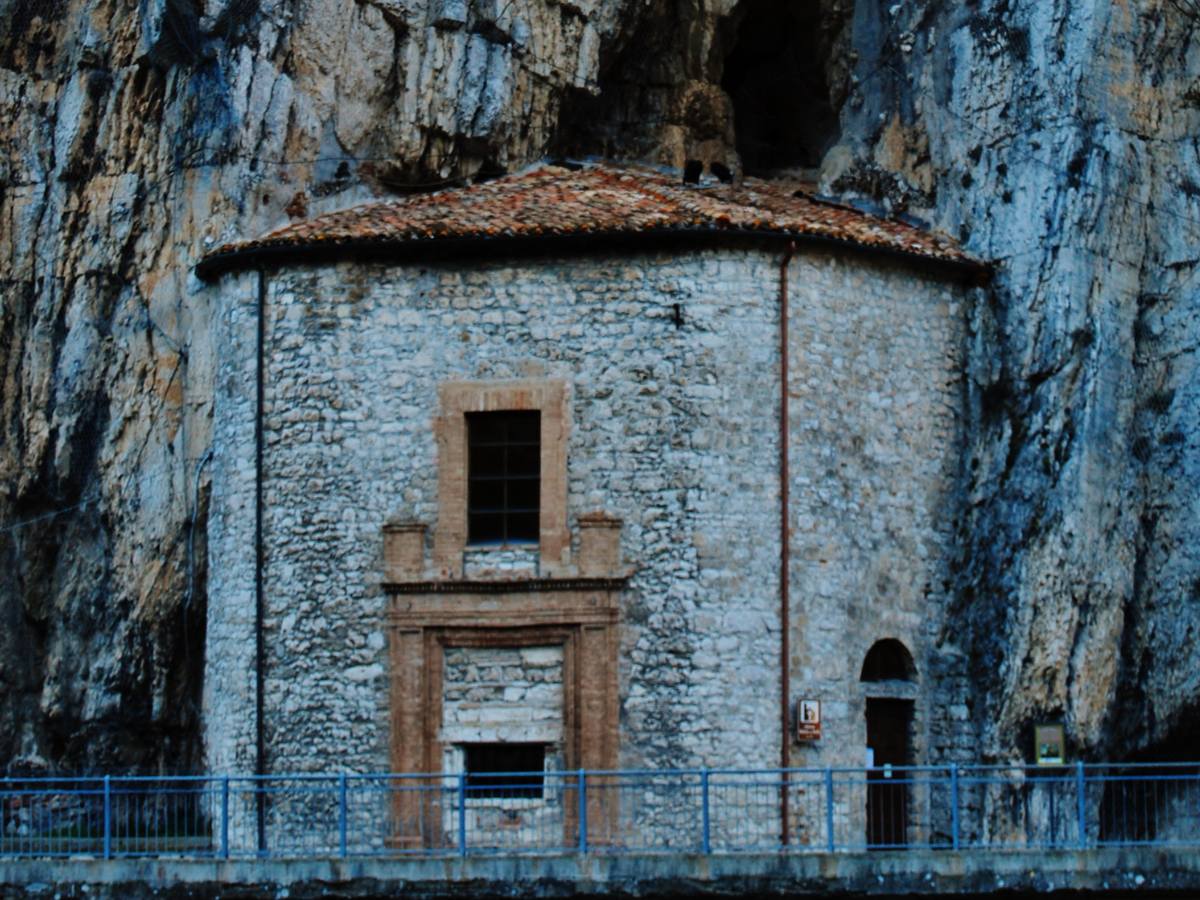 Madonna delle Grotte, Pioraco