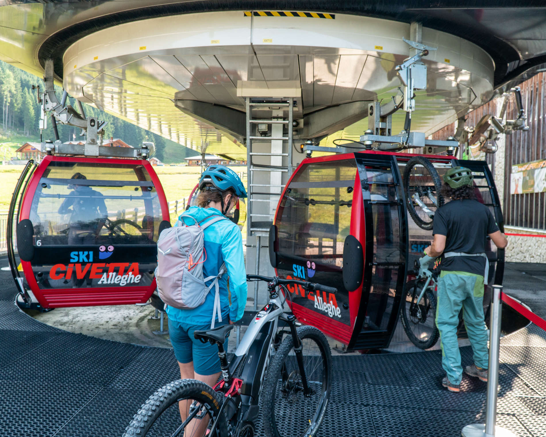 Pedalare al cospetto di Monte Civetta e Pelmo è la quintessenza della bellezza alpina