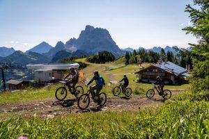 Pedalare al cospetto di Monte Civetta e Pelmo è la quintessenza della bellezza alpina