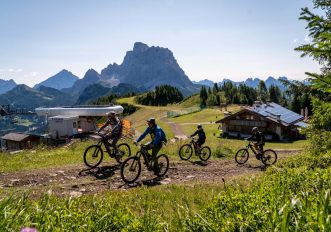 Pedalare al cospetto di Monte Civetta e Pelmo è la quintessenza della bellezza alpina