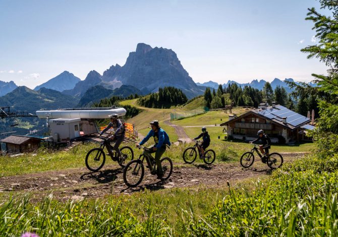 Pedalare al cospetto di Monte Civetta e Pelmo è la quintessenza della bellezza alpina