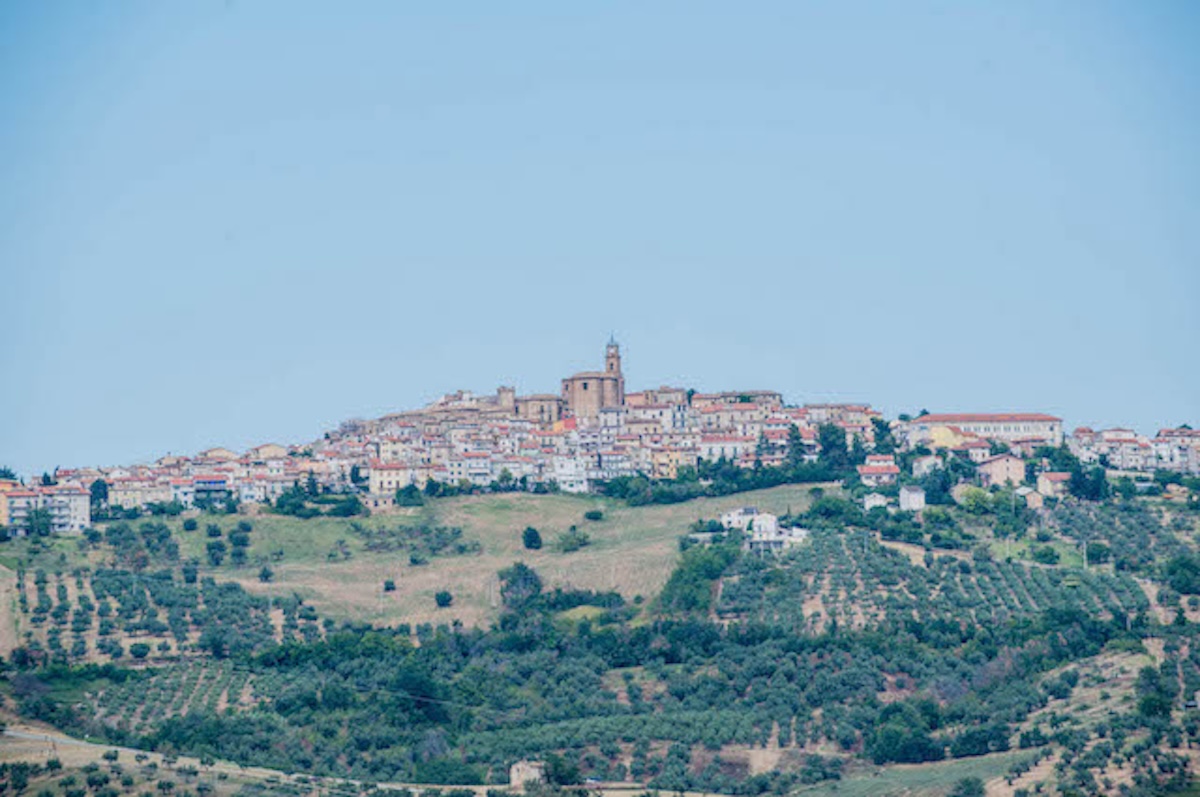 La valle abruzzese che nessuno considera è un paradiso di colline, borghi fermi nel tempo e dolci bocconotti