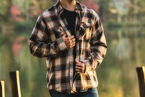 camicia di flanella a scacchi