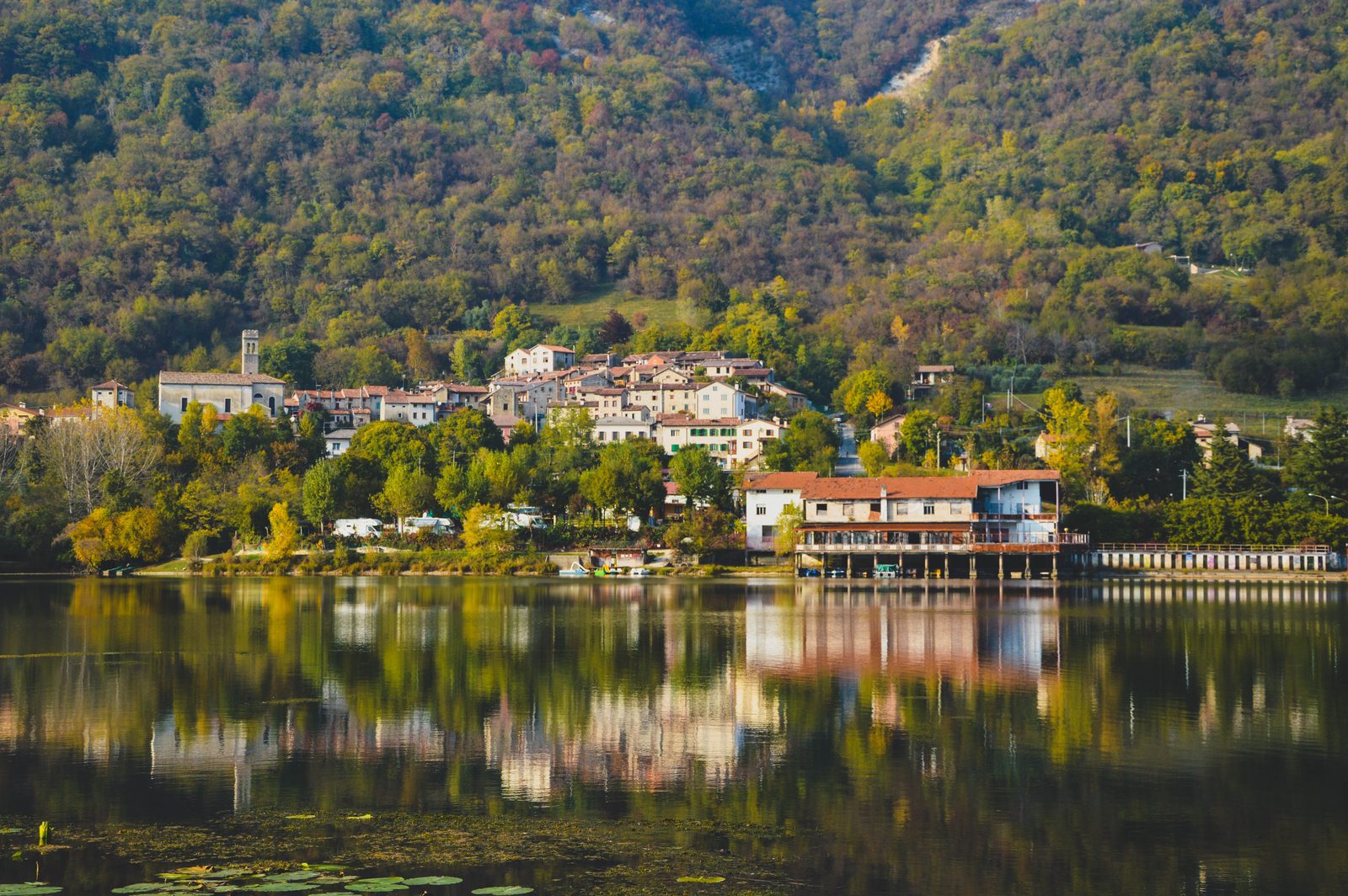 Il borgo di Ligonchio con il lago artificiale e le montagne autunnali Il borgo di Ligonchio con il lago artificiale e le montagne autunnali