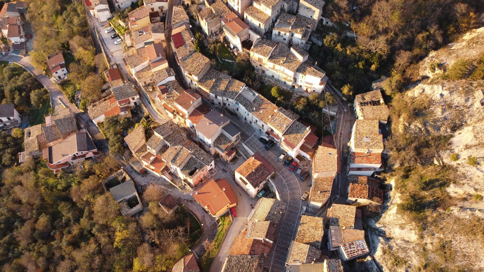 Veduta aerea del borgo di Castel Frentano sulle colline abruzzesi Veduta aerea del borgo di Castel Frentano sulle colline abruzzesi