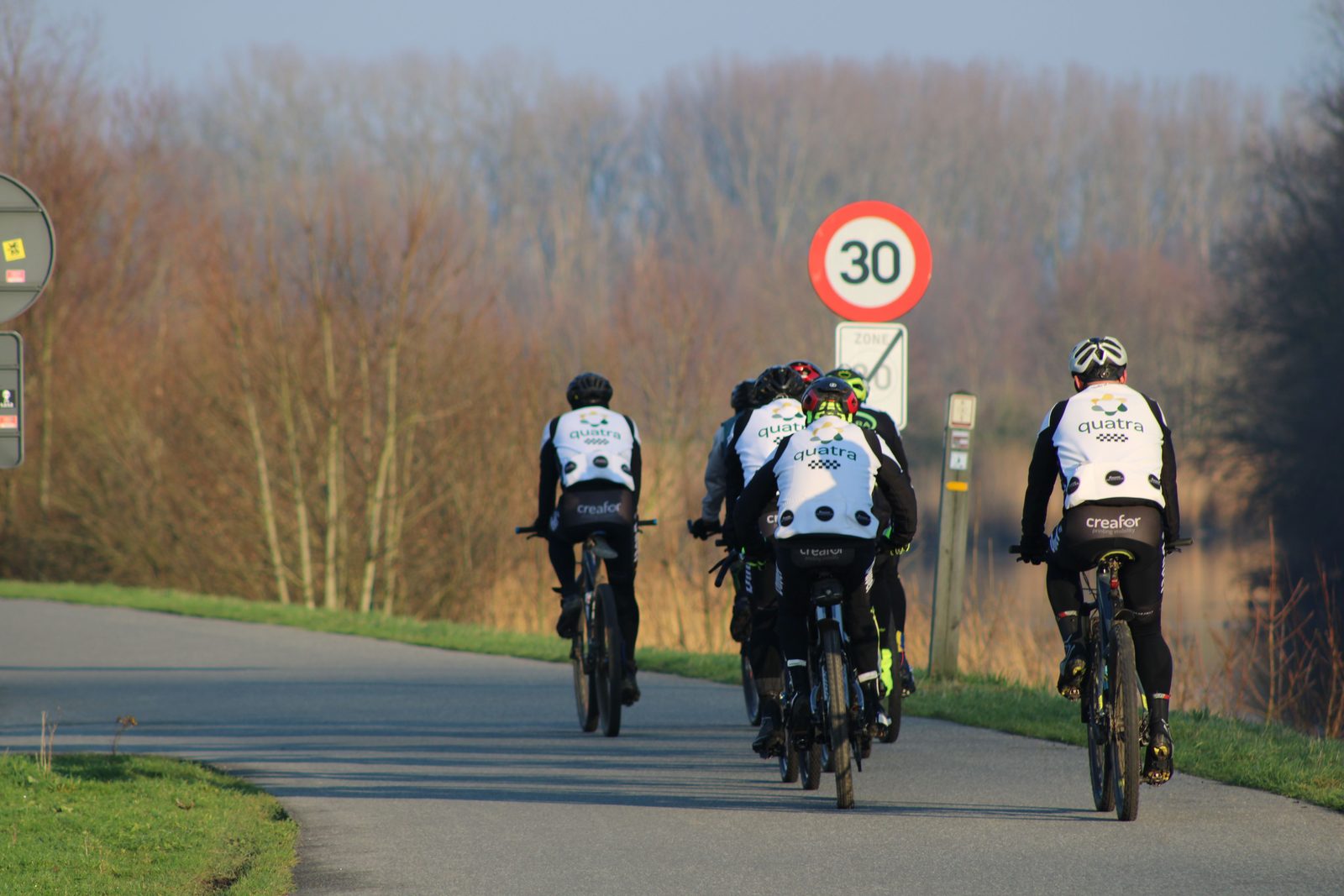 Ciclisti su pista ciclabile tra i polder fiamminghi