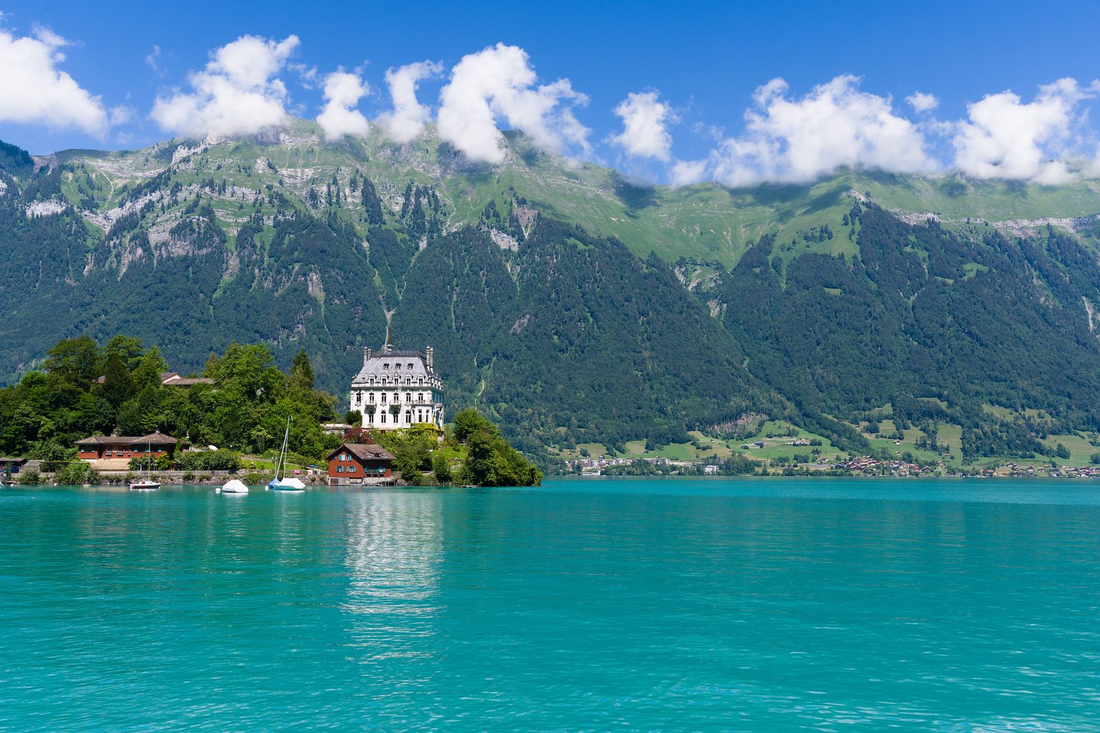 Il lago di Brienz con le sue acque turchesi nell'Oberland bernese