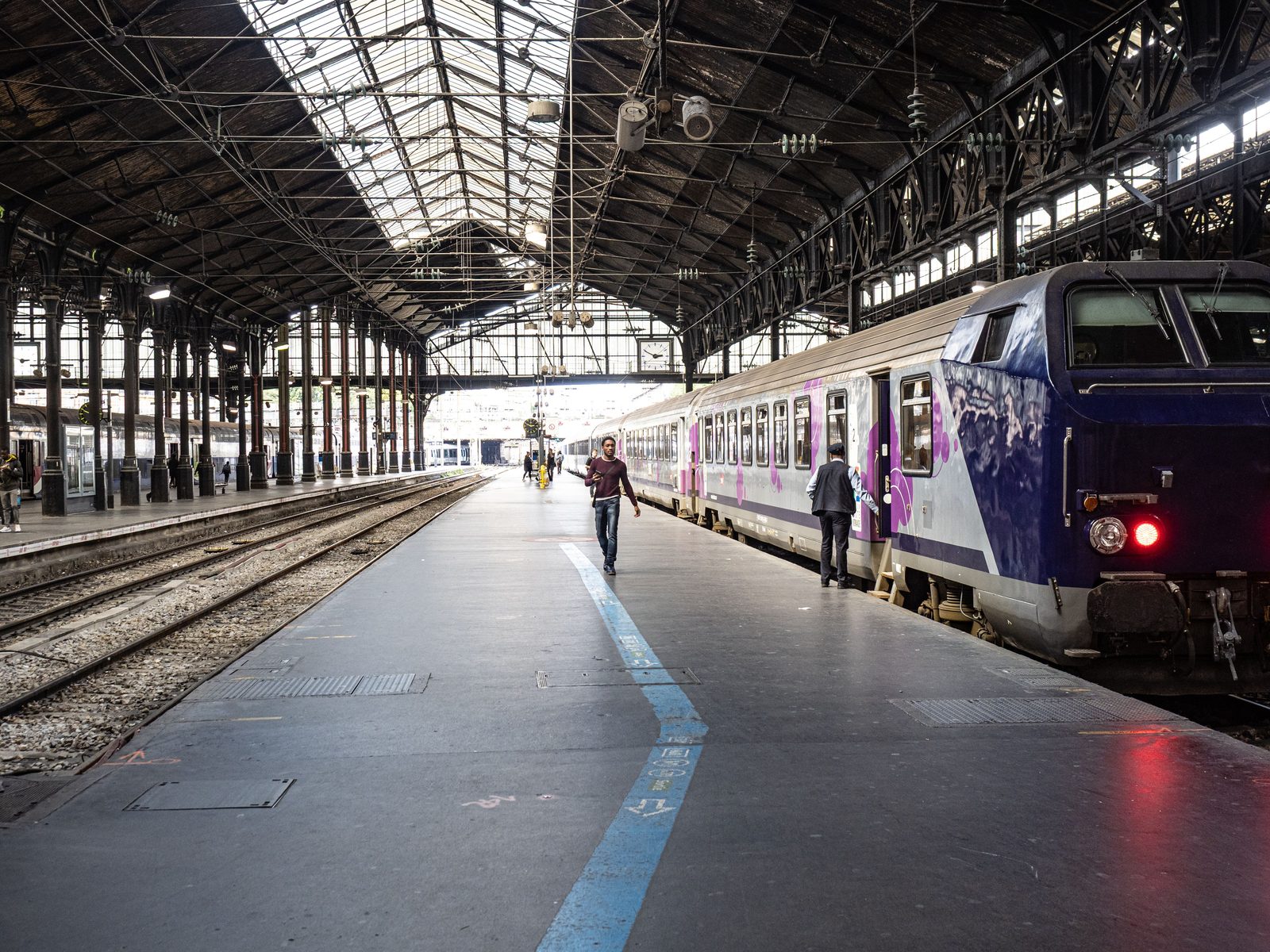 Biglietto del treno ad alta velocità con sullo sfondo la Torre Eiffel a Parigi Biglietto del treno ad alta velocità con sullo sfondo la Torre Eiffel a Parigi