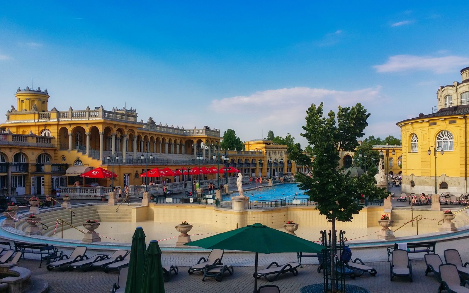 Terme di Széchenyi a Budapest in inverno, vapore sulla piscina esterna e nuotatori