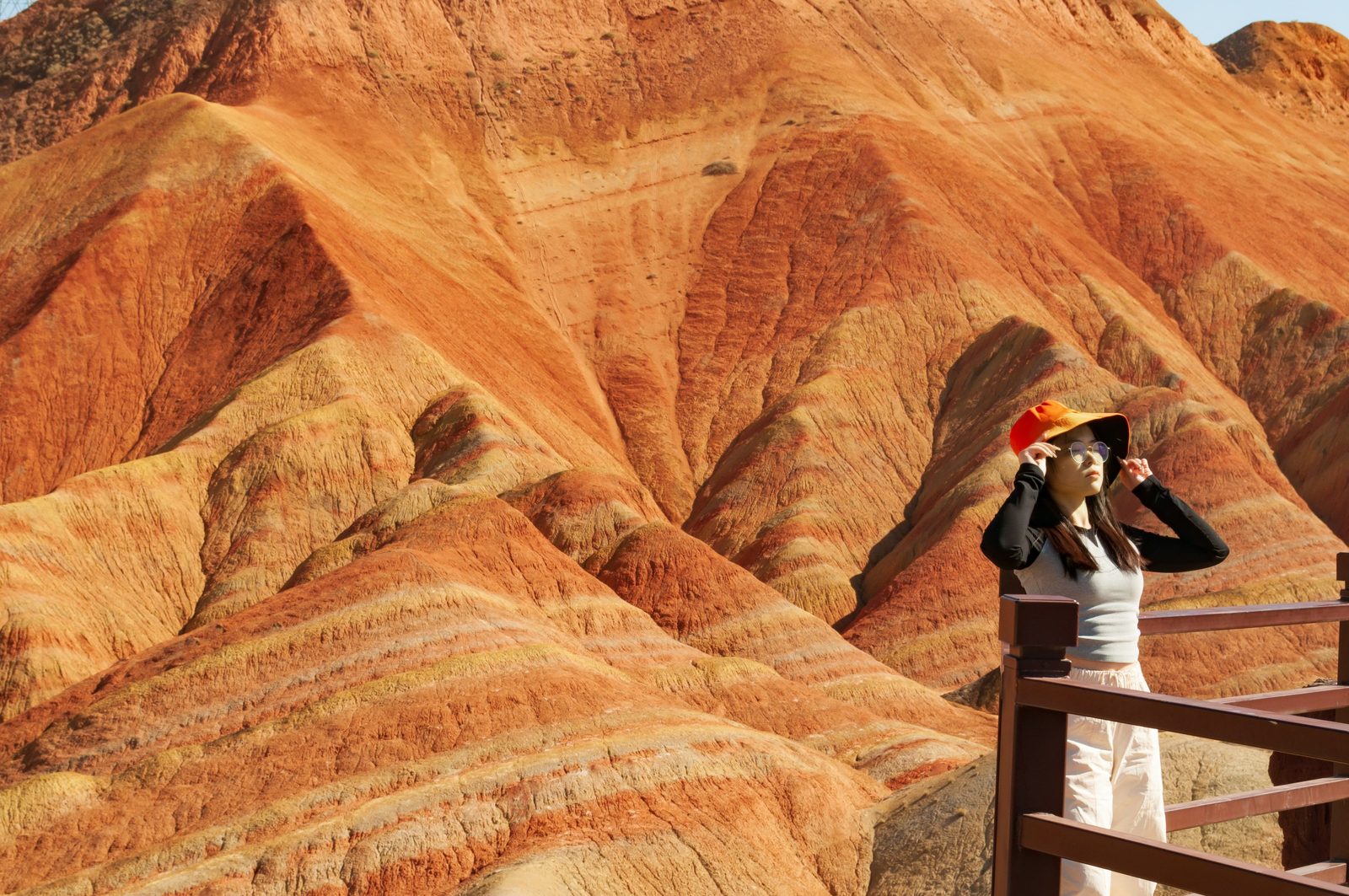 Passerella panoramica in legno tra le montagne colorate del geoparco Danxia al tramonto Passerella panoramica in legno tra le montagne colorate del geoparco Danxia al tramonto