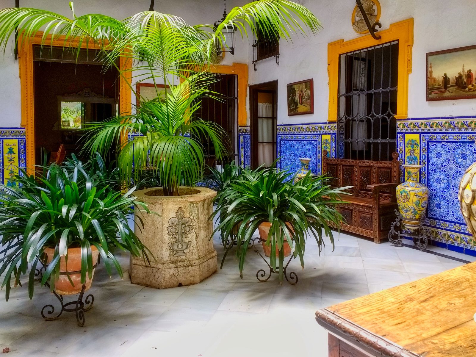 Cortile fiorito di Siviglia durante il festival dei Patios, con azulejos colorati e piante Cortile fiorito di Siviglia durante il festival dei Patios, con azulejos colorati e piante