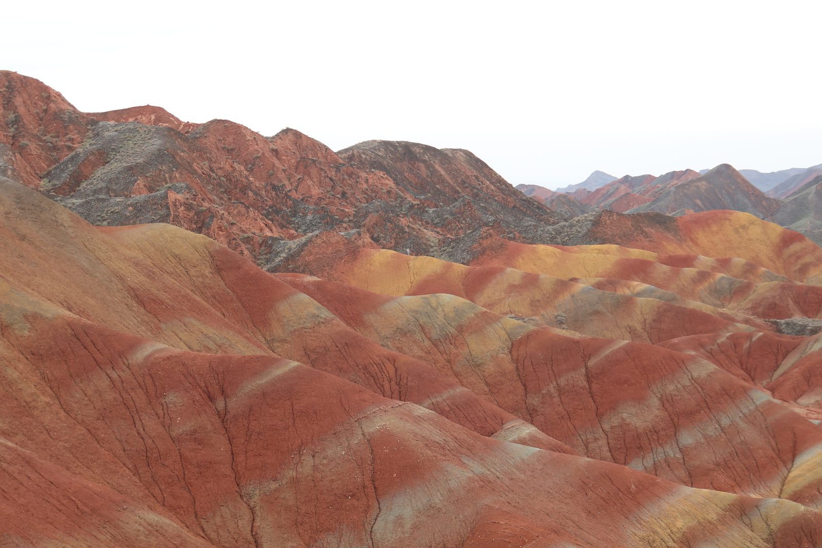 Dettaglio ravvicinato delle striature di arenaria rossa e gialla delle montagne Danxia Dettaglio ravvicinato delle striature di arenaria rossa e gialla delle montagne Danxia